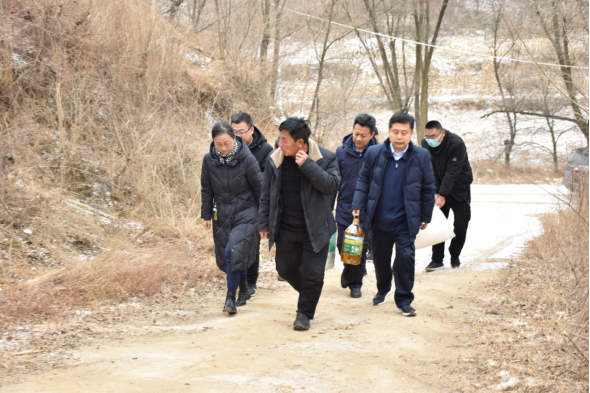 爱心助群众 情深暖人心——延农集团党委走访慰问新民村困难家庭